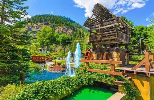 Downtown Leavenworth Apartment | Romanna's all-season getaway at Icicle Village with pool and hot tub