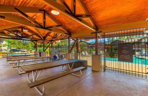 Downtown Leavenworth Apartment | Romanna's all-season getaway at Icicle Village with pool and hot tub
