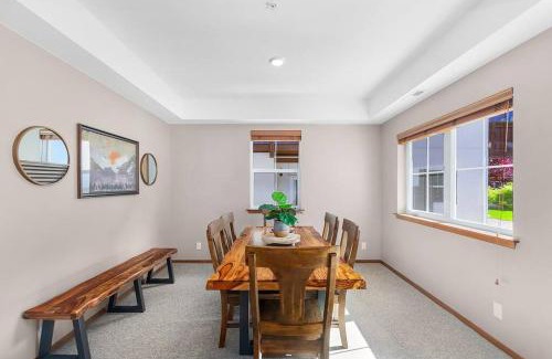Downtown Leavenworth Apartment | Romanna's all-season getaway at Icicle Village with pool and hot tub