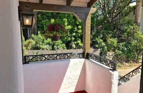 Hollywood Dell Apartment | Romantic and Historic Spanish Penthouse Studio - Hollywood Hills