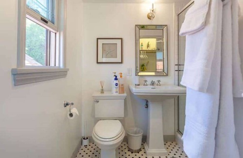 Hollywood Dell Apartment | Romantic and Historic Spanish Penthouse Studio - Hollywood Hills