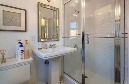 Hollywood Dell Apartment | Romantic and Historic Spanish Penthouse Studio - Hollywood Hills