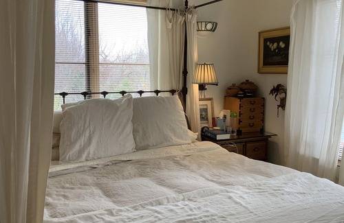 Ashland House | Romantic and Unique “Industrial Tuscan” home walking distance to town