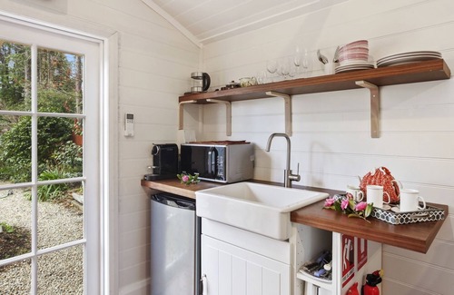 Leura Cottage | Romantic Bloom Cottage 300m to Mall, wood fire SPRING SPECIAL midweek rates