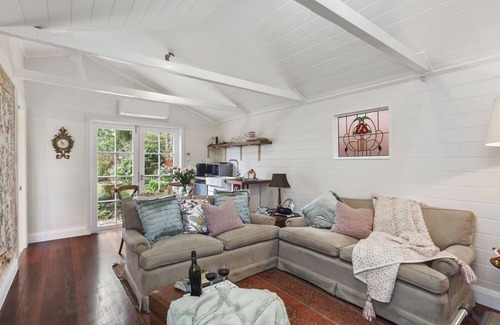 Leura Cottage | Romantic Bloom Cottage 300m to Mall, wood fire SPRING SPECIAL midweek rates