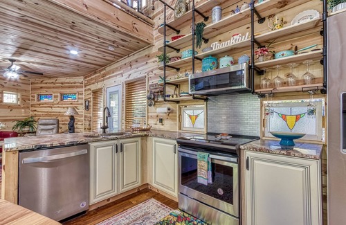 Gatlinburg Cabin | Romantic Cabin Near downtown Gatlinburg w/Hot Tub & more Weekly Specials