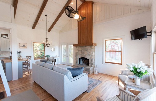 Franklin Other | Romantic Cottage with Majestic Mountain Views!