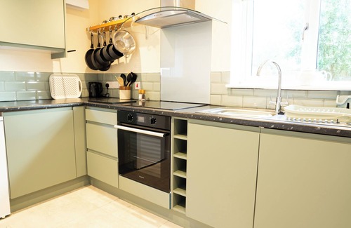 Bromham Cottage | Romantic Country Cottage with Private hot tub