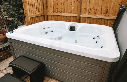 Bromham Cottage | Romantic Country Cottage with Private hot tub