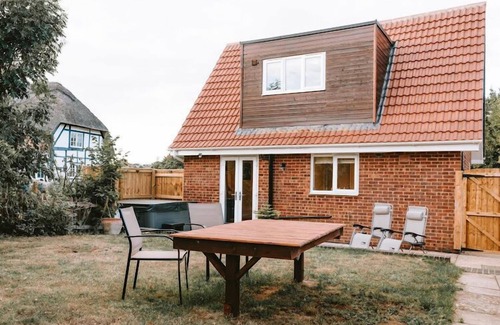 Bromham Cottage | Romantic Country Cottage with Private hot tub