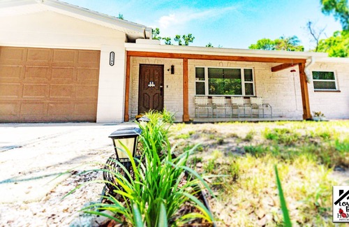 Madeira Beach Villa | Romantic Florida villa with hot tub - 5 mins from beautiful Madeira Beach!!!!!!!