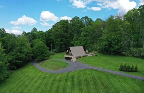Robesonia Ski Chalet | Romantic Getaway in nearly 10 acres with Hot Tub