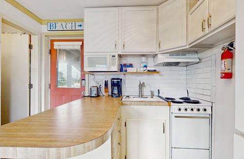 Hatteras Apartment | Romantic Hatteras Studio | Rooftop Ocean Views, Free WiFi & Club Hatteras Access