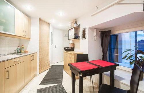 Inner City Budapest Apartment | Romantic Hideaway Centertown