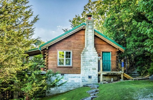 Garfield Cabin | Romantic Lake View Cabin