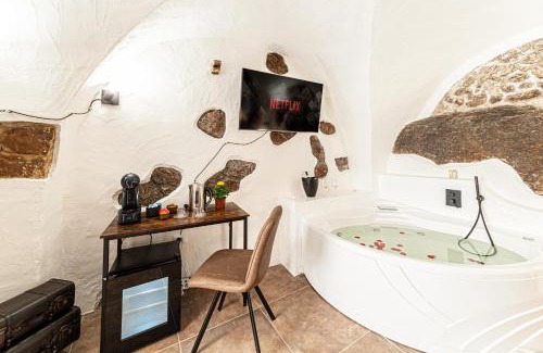 Castelsardo Apartment | ROMANTIC LOFT WITH JACUZZI IN THE CASTLE