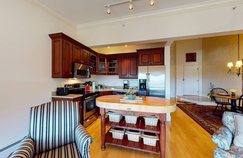 Belfast Apartment | Romantic Main Street retreat with Juliet balcony, garden patio, & WiFi