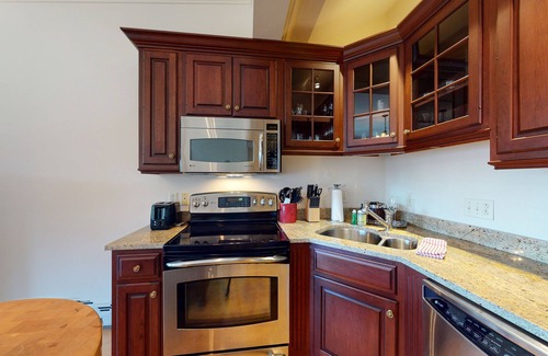 Belfast Apartment | Romantic Main Street retreat with Juliet balcony, garden patio, & WiFi
