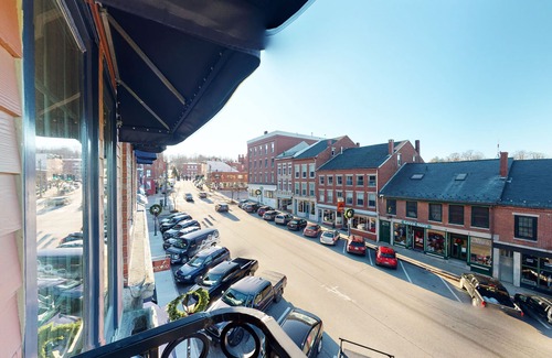 Belfast Apartment | Romantic Main Street retreat with Juliet balcony, garden patio, & WiFi