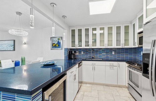 South Beach Apartment | Romantic-Paradise-Luxurious-5 star-1BR-OceanFront-View-Balcony-Miami-South-Beach
