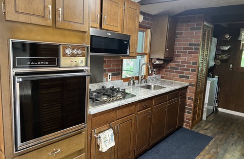 Pocono Lake Ski Chalet | Romantic Pocono Lake Chalet: Firepit, Stream, near Lake, pools & Pet-Friendly