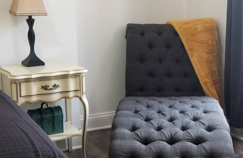 Downtown Baltimore Apartment | Romantic Rendezvous: King-Sized Bed Paris Themed 3rd Floor Entire Apartment Unit