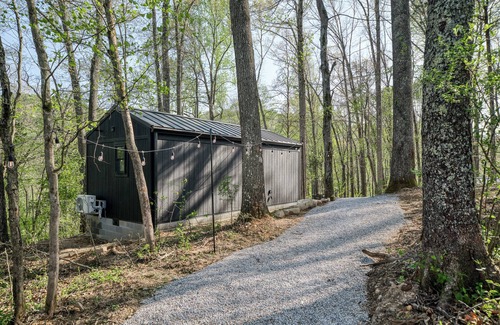 Sparta House | Romantic Retreat With Hot Tub