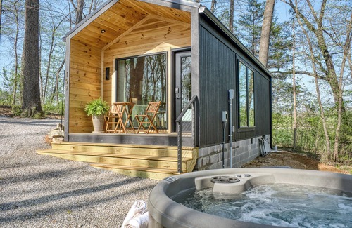Sparta House | Romantic Retreat With Hot Tub
