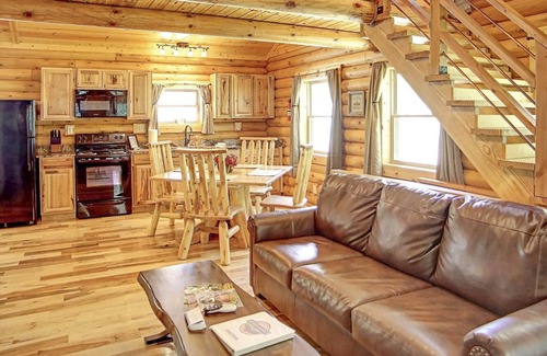 South Bloomingville Cabin | Romantic Sweet Retreat Cabin