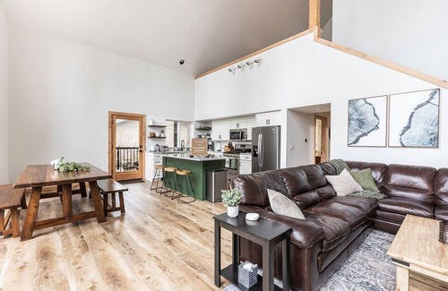 Cle Elum House | Romantic-Views-Spa-GmRm-WoodFrplc | 365 Signature Pkg