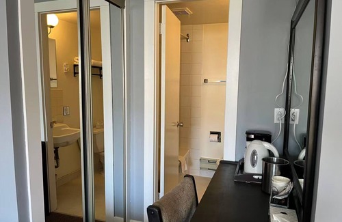 Golden Hotel | Rondo Motel