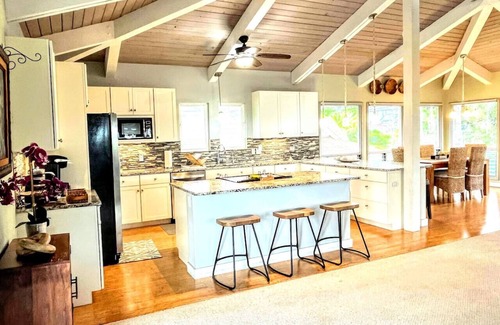 Kailua-Kona House | Roof deck views, hot tub, big kitchen, 3200sf, BBQ