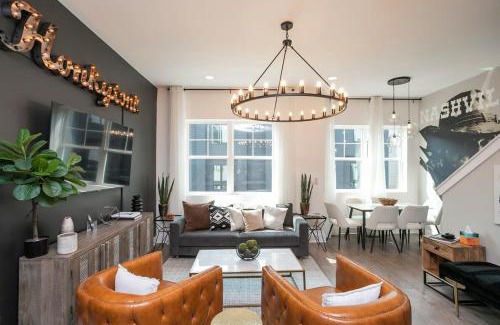 Katie Hill Neighborhood House | Rooftop Deck and Rec Room Minutes to DWNTN