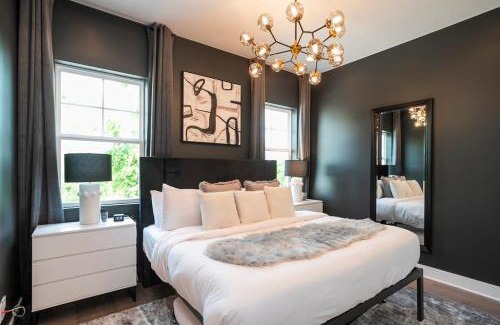 Katie Hill Neighborhood House | Rooftop Deck and Rec Room Minutes to DWNTN