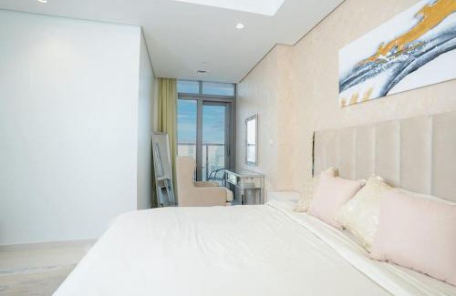 Trade Centre Area Apartment | Rooftop Infinity Pool, Burj Khalifa Views