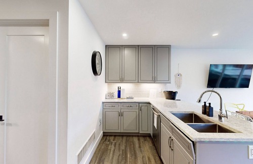 Grand Bend Cottage | Rooftop patio Hot Tub/2 BBQ/firepit/Full Games room/7 Beds/5 floors