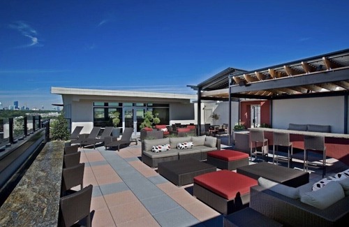 Atlanta Apartment | ROOFTOP VIEWS! Relax in our stylish and bring apartment in Atlanta