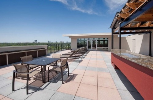 Atlanta Apartment | ROOFTOP VIEWS! Relax in our stylish and bring apartment in Atlanta