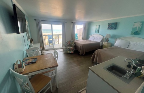 Topsail Beach Hotel | Room #216 Mini Efficiency 2 Double Beds Pets Yes