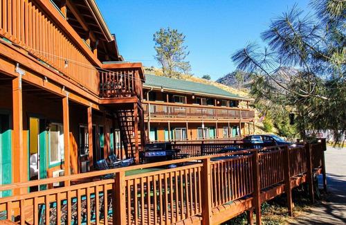 Kernville Cabin | Room 23 Double Queen Studio with Kitchenette
