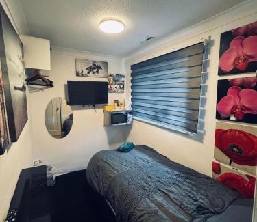 Tea Green House | Room 3 minute drive from Luton Airport