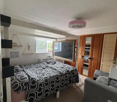 Tea Green House | Room 3 minute drive from Luton Airport
