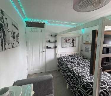 Tea Green House | Room 3 minute drive from Luton Airport