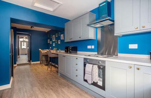 Llandudno House | Room 3 plus optional additional lounge area with double sofa bed, 23 Deganwy Avenue