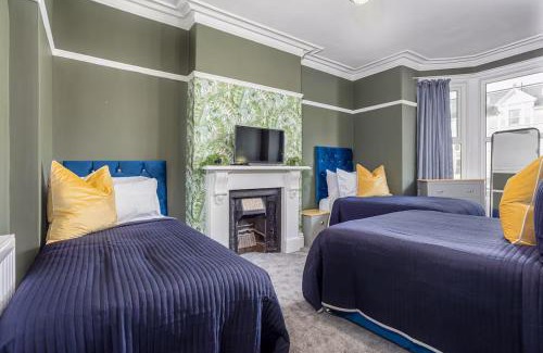 Llandudno House | Room 3 plus optional additional lounge area with double sofa bed, 23 Deganwy Avenue