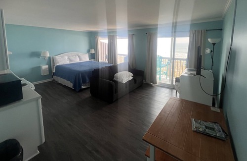 Topsail Beach Hotel | Room #303 Efficiency King w/Kitchen Dog Y