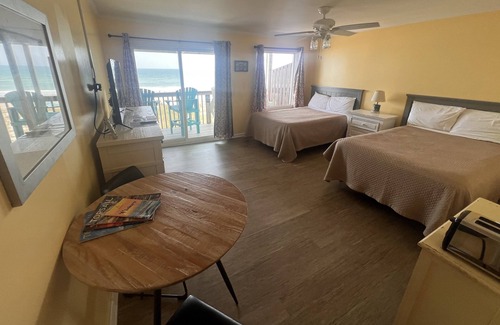 Topsail Beach Hotel | Room#308 Standard 2 Double Beds Pets Yes