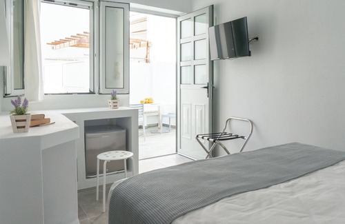 Paros Hotel | Room 4 @ Pelican Paros in the Old Town!