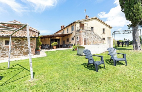 Sarteano Apartment | Room 'Acacia' with Mountain View, Shared Pool and Wi-Fi