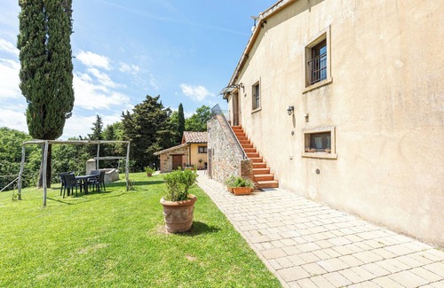 Sarteano Apartment | Room 'Acacia' with Mountain View, Shared Pool and Wi-Fi